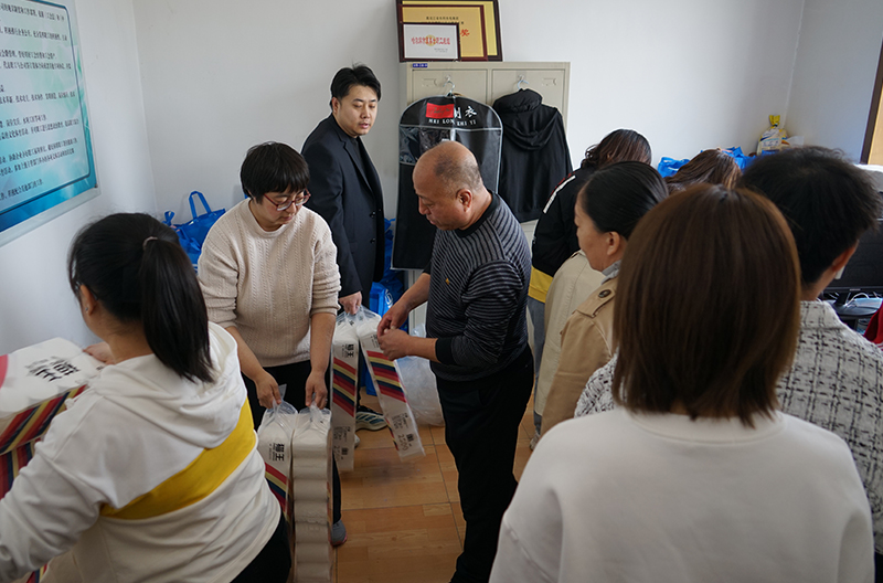 k8凯发发放劳动节生活用品